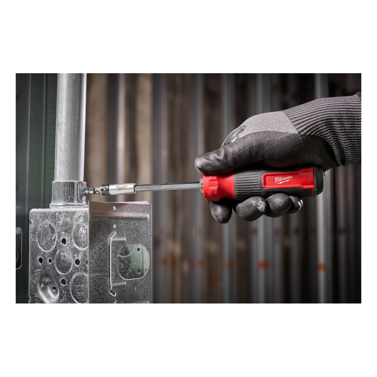 Milwaukee Multi-Bit Schraubendreher 27 in 1 inkl. 13 Wende-Bits PH/PZ/TX/SL/HEX - 1 Stk. Milwaukee Multi-Bit Schraubendreher 27 in 1 inkl. 13 Wende-Bits PH/PZ/TX/SL/HEX - 1 Stk.