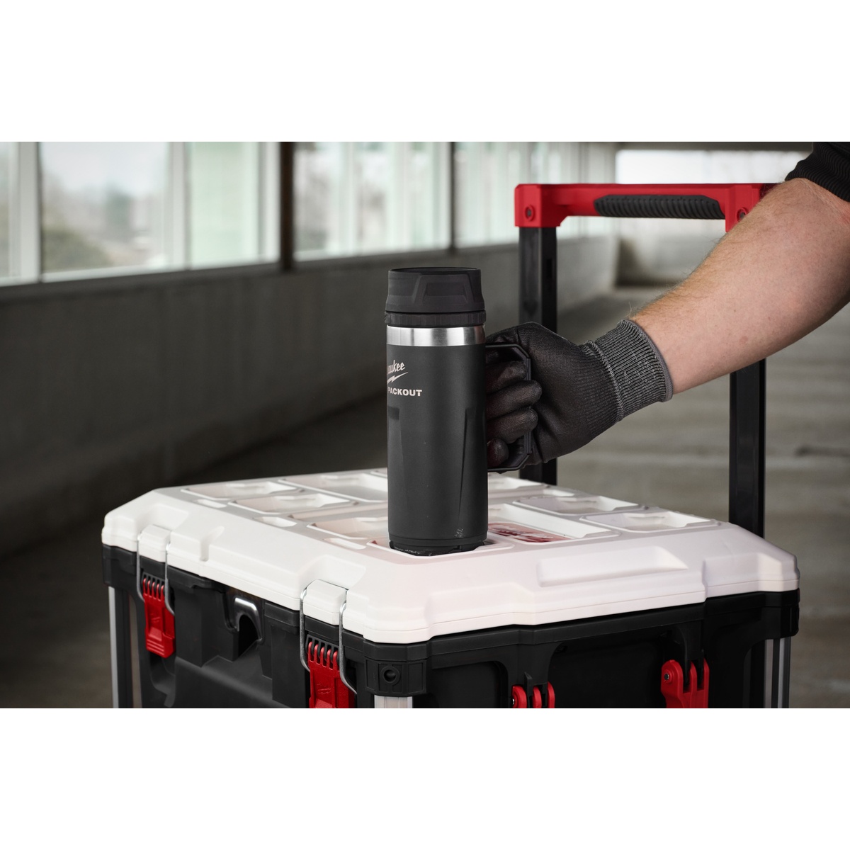 Milwaukee PACKOUT Isolierbecher 355 ml, mit Trinkdeckel, schwarz - 1 Stk. Milwaukee PACKOUT Isolierbecher 355 ml, mit Trinkdeckel, schwarz - 1 Stk.