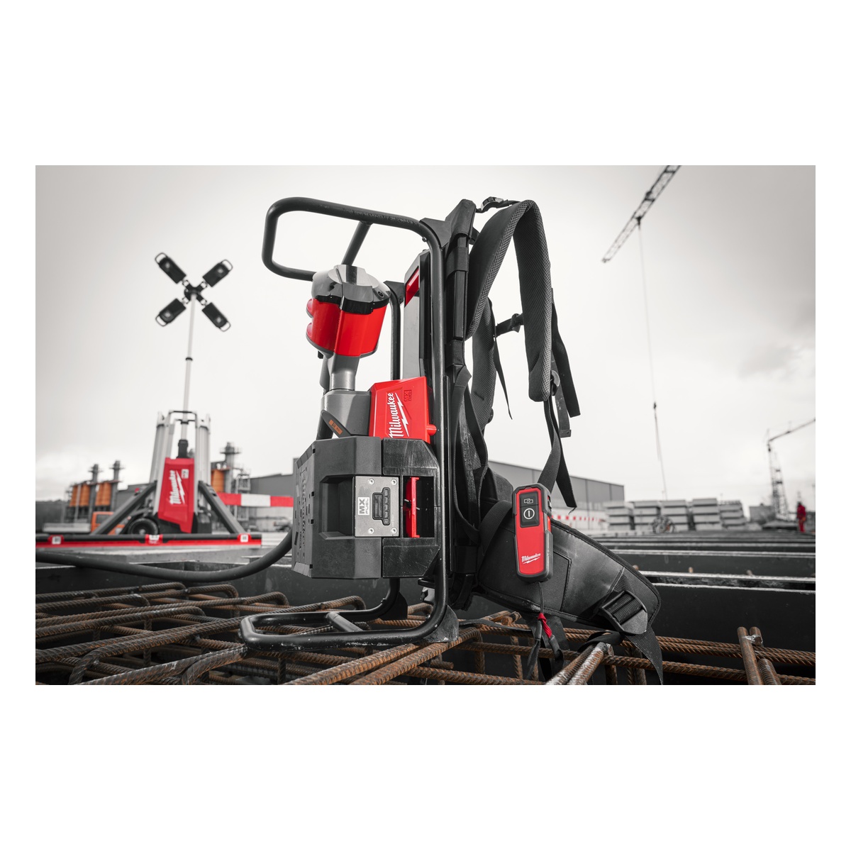 Milwaukee MX FUEL Rucksack-Betonverdichter MXFCVBP-0 - 1 Stk. (Ausstellungsstück) Milwaukee MX FUEL Rucksack-Betonverdichter MXFCVBP-0 - 1 Stk. (Ausstellungsstück)