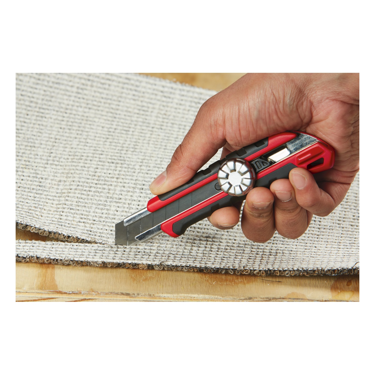 Milwaukee Cuttermesser 18 mm mit Abbrechklinge, Metall-Feststellrad mit Schnellgewinde, Softgrip