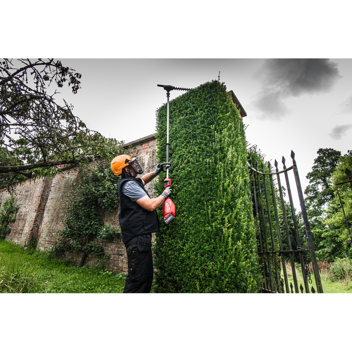 Milwaukee M18 FUEL Akku-Stabheckenschere 216 cm M18FHETE22-0 - 1 Stk. Milwaukee M18 FUEL Akku-Stabheckenschere 216 cm M18FHETE22-0 - 1 Stk.