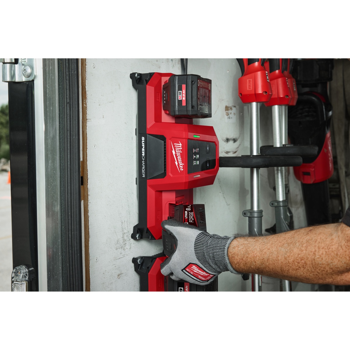 Milwaukee M18 Zweifach-Schnellladegerät M18MDBSC - 1 Stk. Milwaukee M18 Zweifach-Schnellladegerät M18MDBSC - 1 Stk.