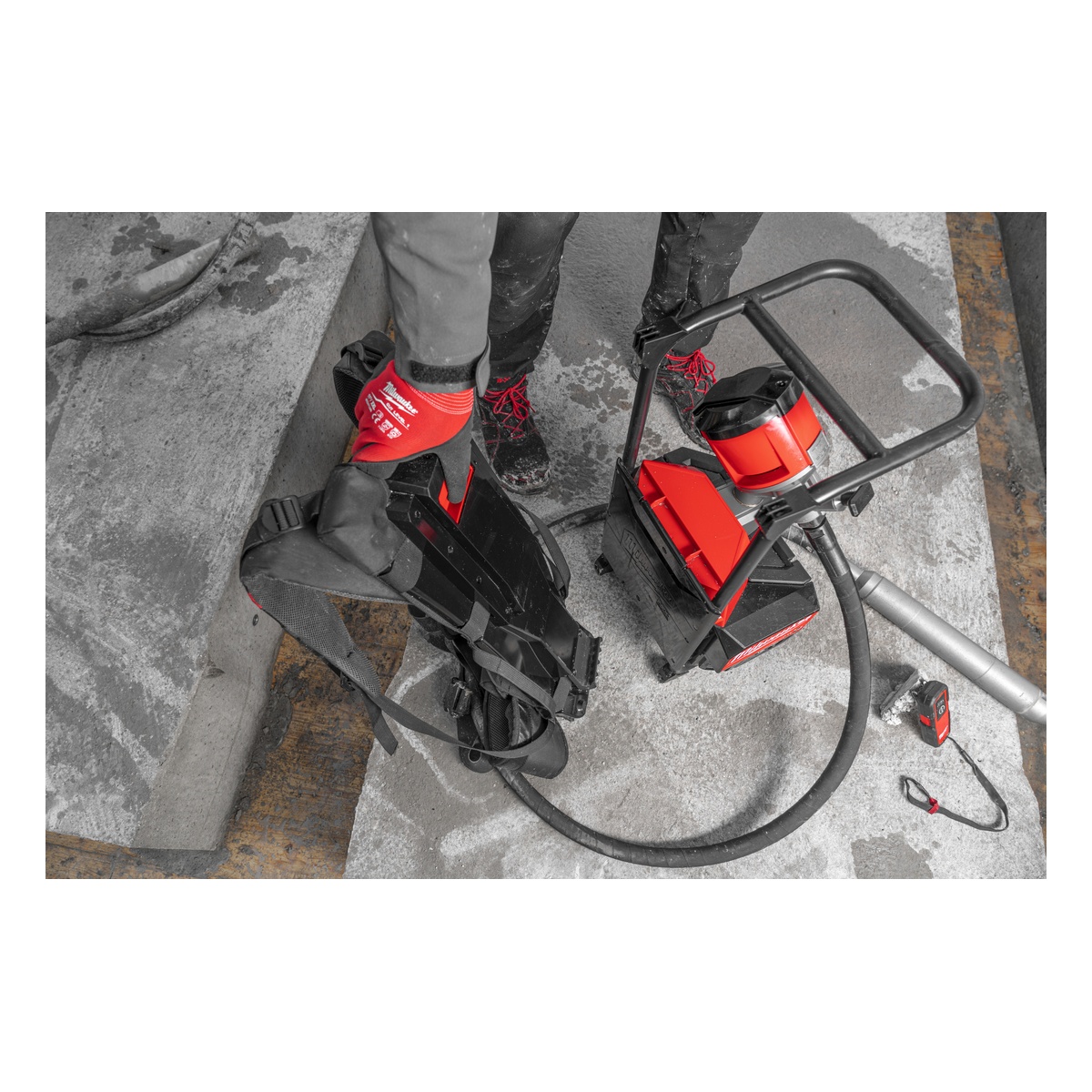 Milwaukee MX FUEL Rucksack-Betonverdichter MXFCVBP-0 - 1 Stk. (Ausstellungsstück) Milwaukee MX FUEL Rucksack-Betonverdichter MXFCVBP-0 - 1 Stk. (Ausstellungsstück)