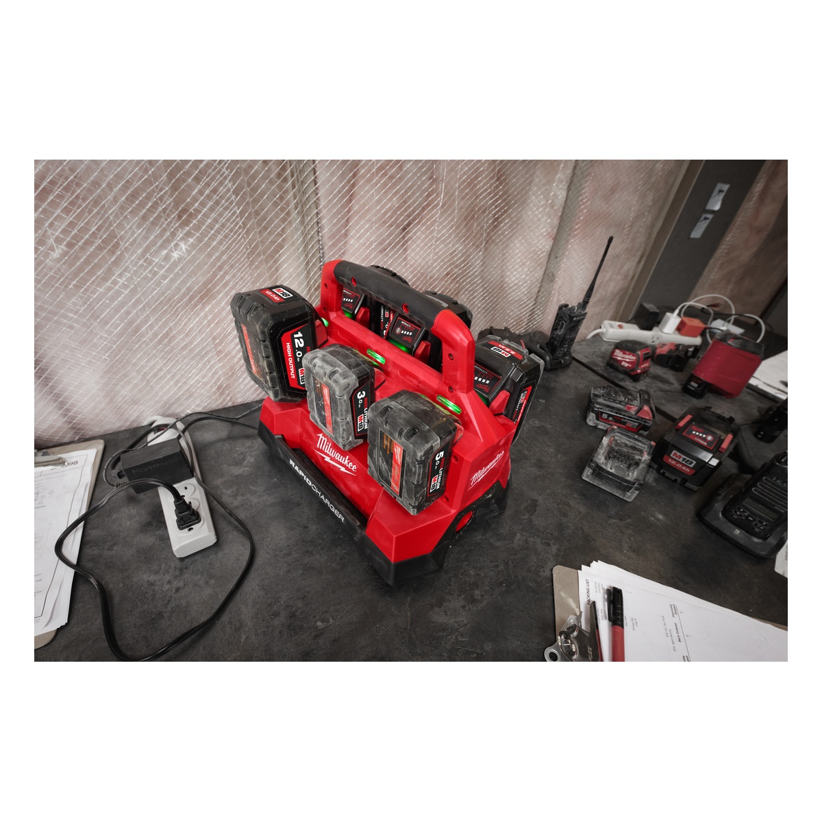 Milwaukee PACKOUT 6-fach Ladegerät M18PC6 - 1 Stk.