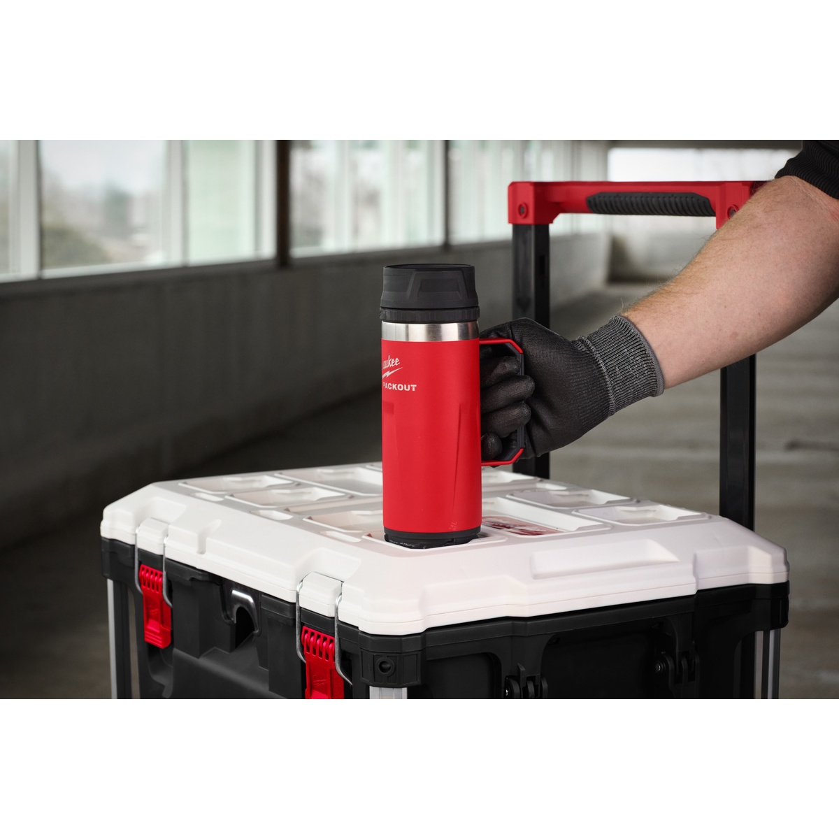 Milwaukee PACKOUT Isolierbecher 532 ml, mit Henkel und Trinkdeckel, rot - 1 Stk. Milwaukee PACKOUT Isolierbecher 532 ml, mit Henkel und Trinkdeckel, rot - 1 Stk.