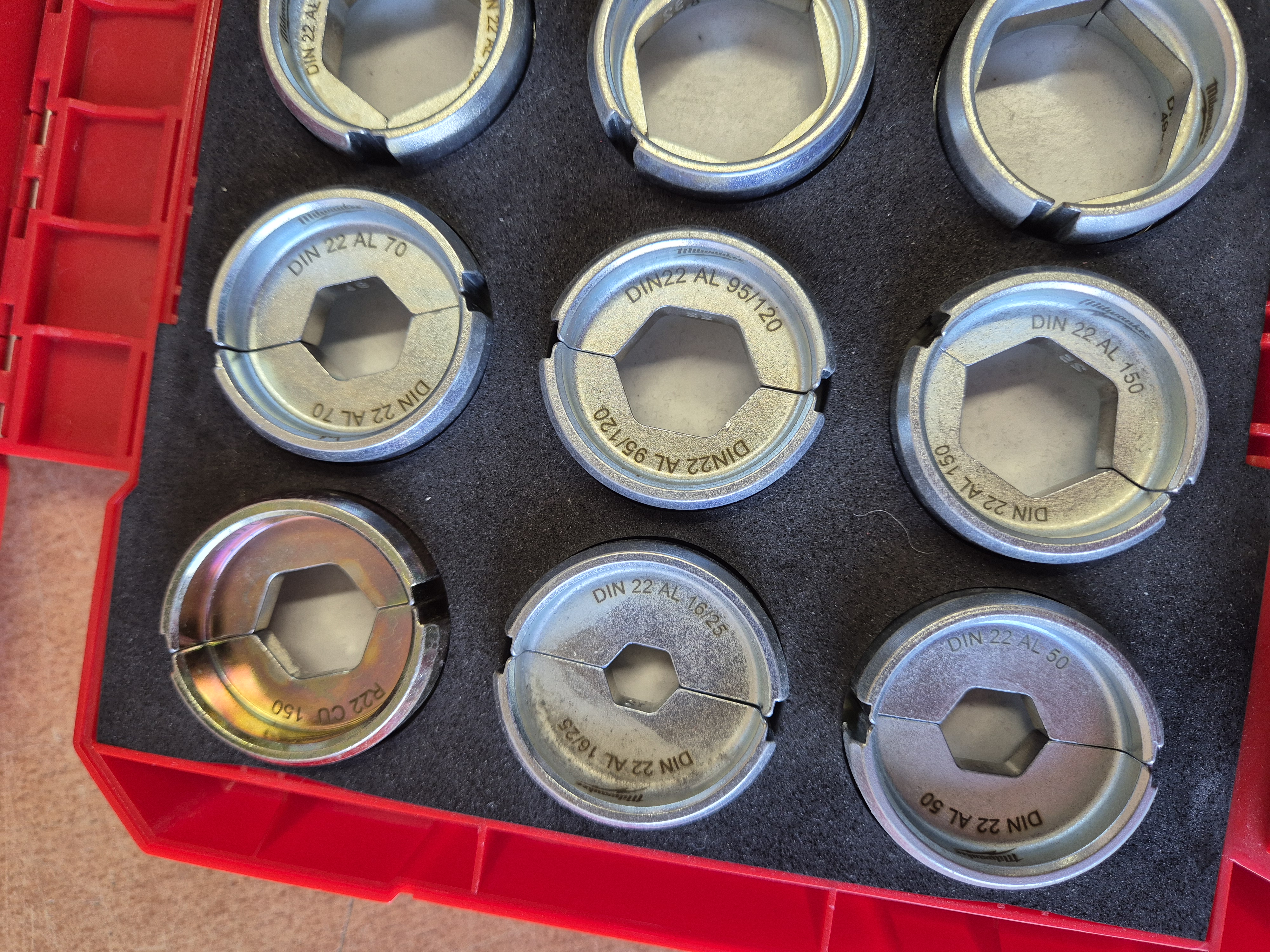 Milwaukee Presseinsatz für hydraulisches Akku-Presswerkzeug DIN 22 AL 9-teiliges Set 16-300 mm - 1 Stk. (Gebraucht) Milwaukee Presseinsatz für hydraulisches Akku-Presswerkzeug DIN 22 AL 9-teiliges Set 16-300 mm - 1 Stk. (Gebraucht)