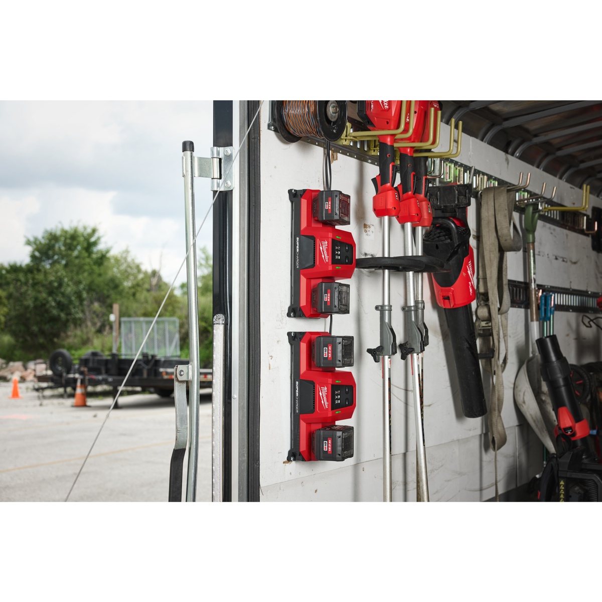 Milwaukee M18 Zweifach-Schnellladegerät M18MDBSC - 1 Stk. Milwaukee M18 Zweifach-Schnellladegerät M18MDBSC - 1 Stk.