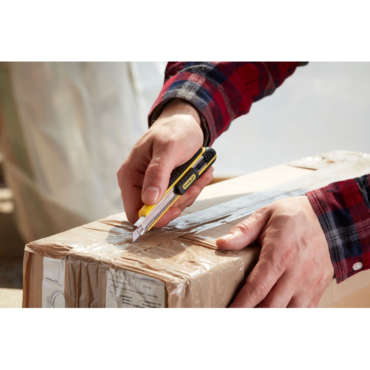 Stanley FATMAX Cutter mit Magazin 9 mm, Schieberverriegelung und Feststellrad, inkl. 6 Abbrechklingen
