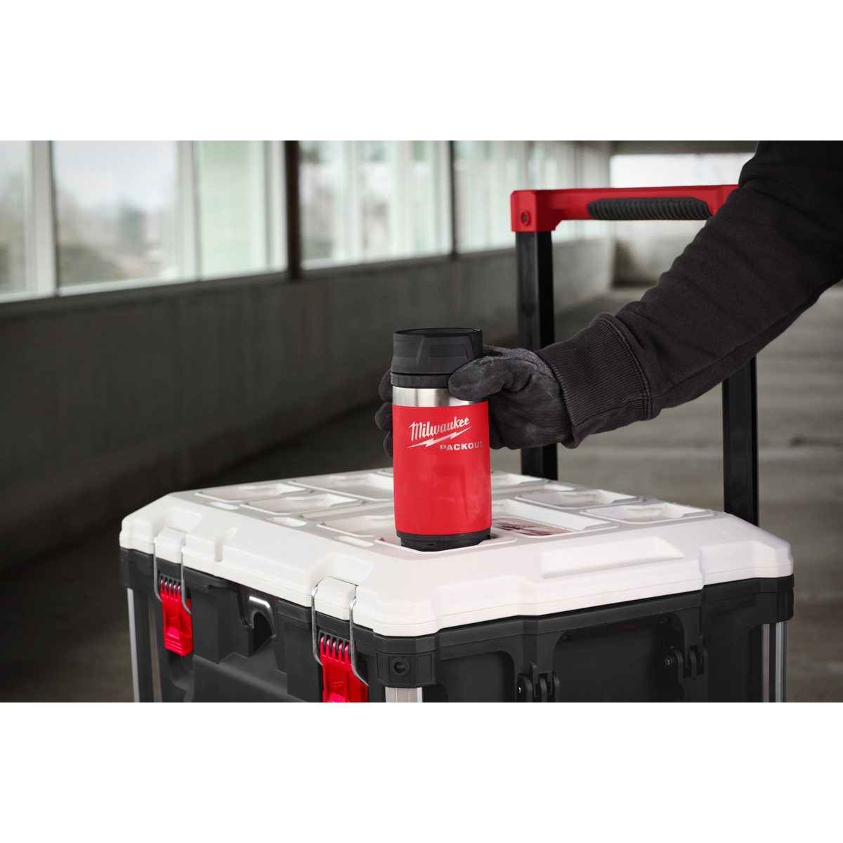 Milwaukee PACKOUT Isolierbecher 355 ml, mit Trinkdeckel, rot - 1 Stk. Milwaukee PACKOUT Isolierbecher 355 ml, mit Trinkdeckel, rot - 1 Stk.