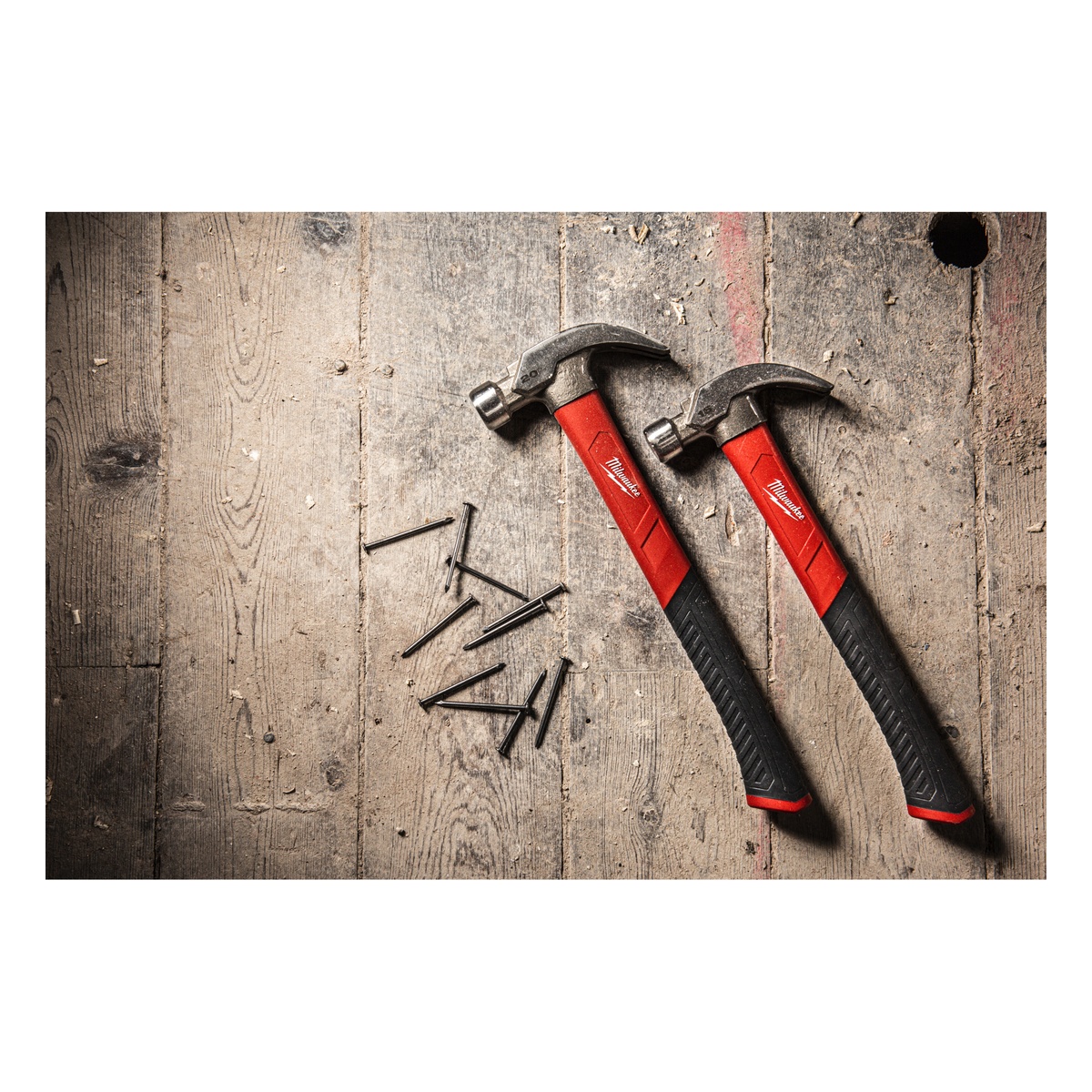 Milwaukee Klauenhammer gekröpft, 570 g, Fiberglasstiel, vibrationsarme Griffummantelung, Magnet-Nagelhalter