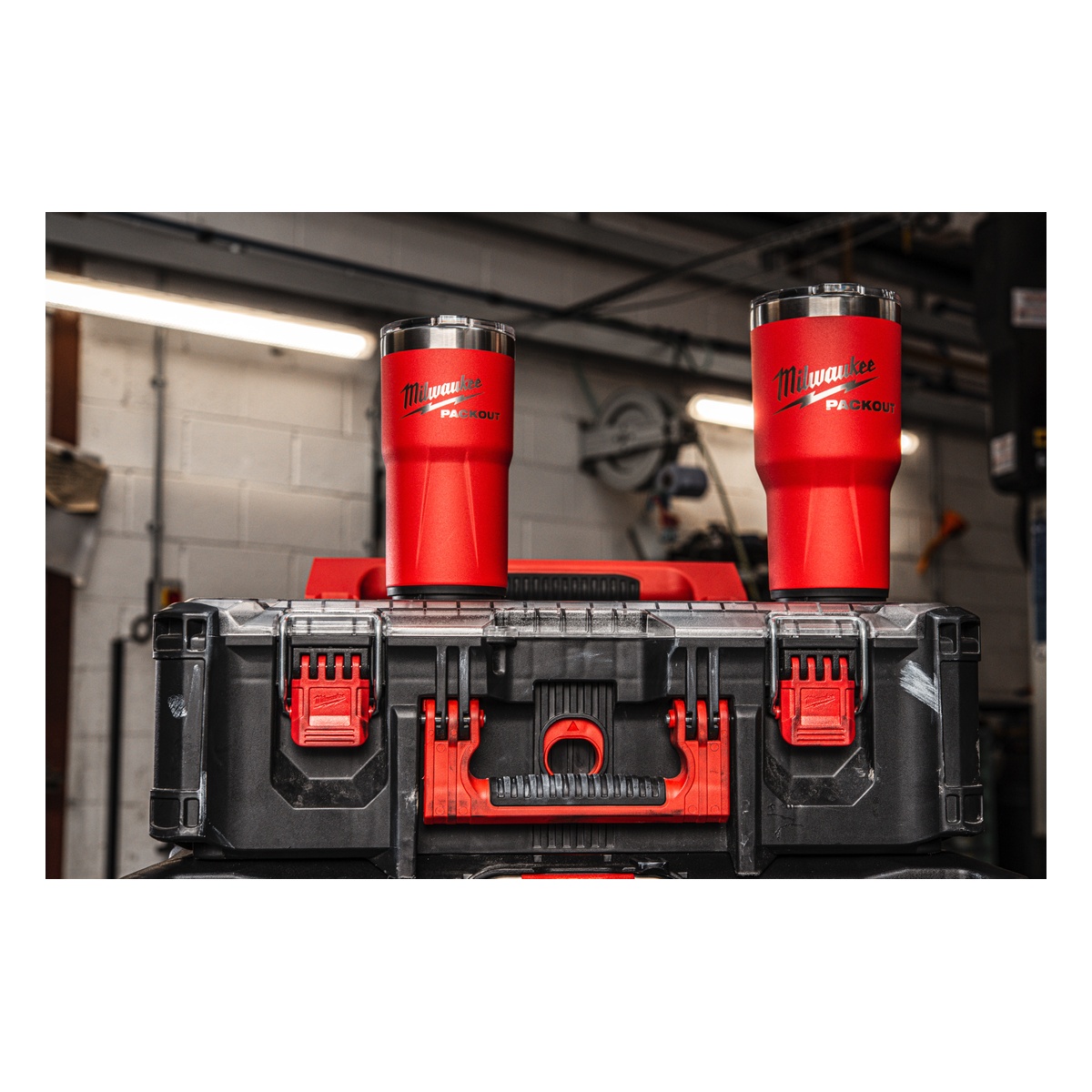 Milwaukee PACKOUT Isolierbecher 887 ml - 1 Stk. Milwaukee PACKOUT Isolierbecher 591 ml - 1 Stk.