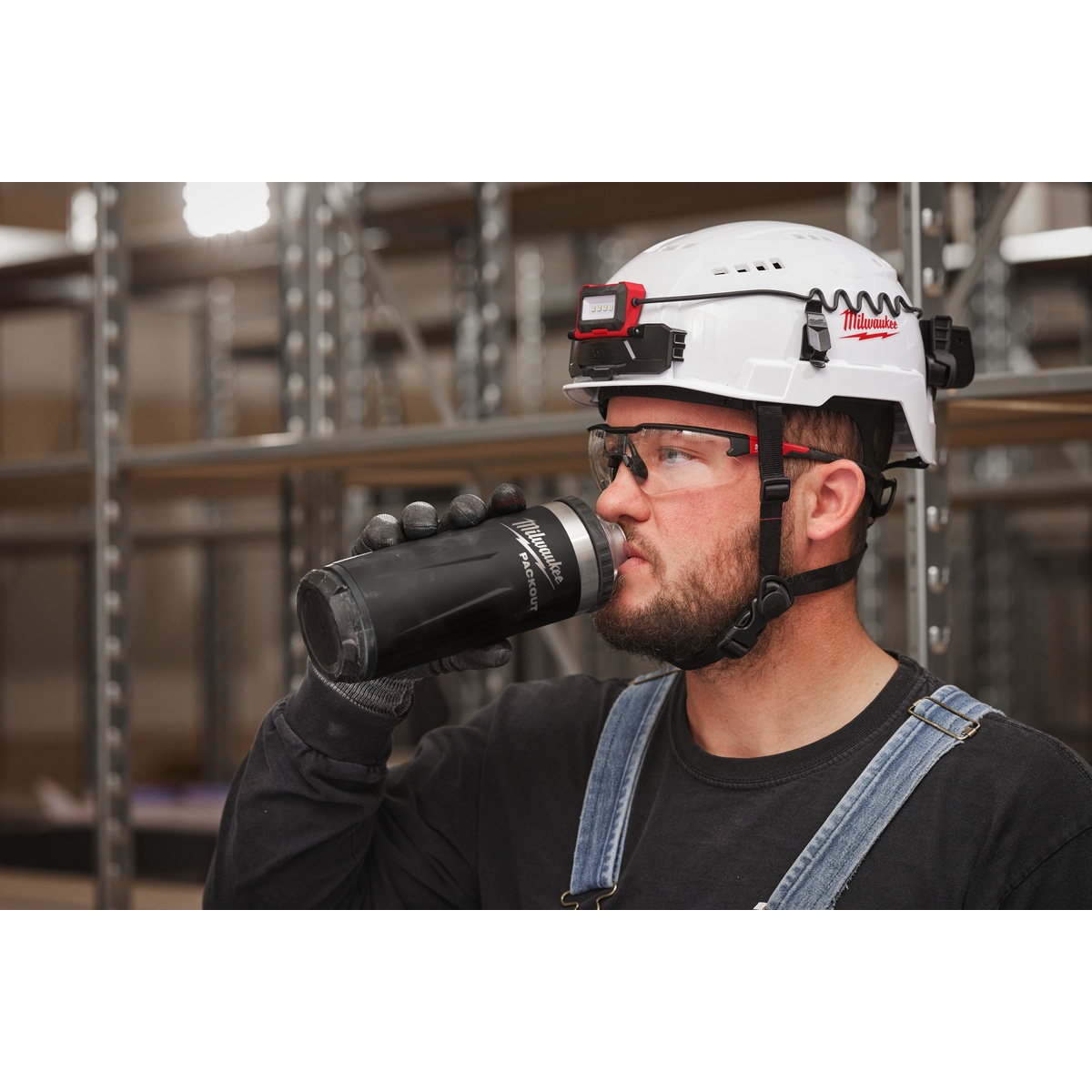 Milwaukee ﻿PACKOUT Isolierflasche 700 ml mit Schraubdeckel, schwarz - 1 Stk.