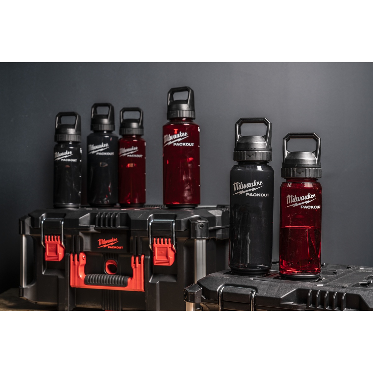 Milwaukee PACKOUT Kunststofftrinkflaschen 740ml rot - 1 Stk. Milwaukee PACKOUT Kunststofftrinkflaschen1420ml schwarz - 1 Stk.