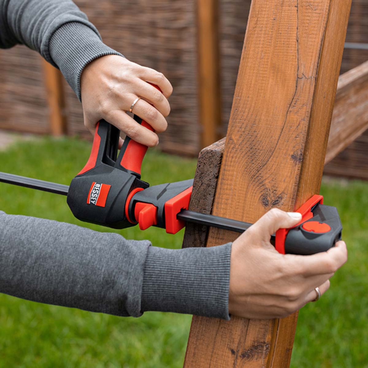 Bessey Einhandzwinge EZ360 mit 360 Grad drehbarem Griff, Spannweite 600 mm, Ausladung 80 mm, 1400 N