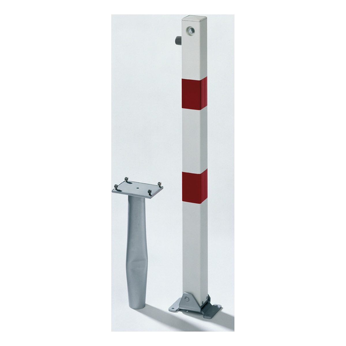 Alberts Absperrpfosten Klappy-Bo, eckig, umlegbar, 160 x 100 x 1400 mm, Stahl roh, feuerverzinkt, weiß kunststoffbeschichtet mit zwei roten, reflektierenden Ringen, Dreikantschloss ohne Dreikantschlüssel - 1 Stk. Alberts Absperrpfosten Klappy-Bo, eckig, umlegbar, 160 x 100 x 1400 mm, Stahl roh, feuerverzinkt, weiß kunststoffbeschichtet mit zwei roten, reflektierenden Ringen, Dreikantschloss ohne Dreikantschlüssel - 1 Stk.