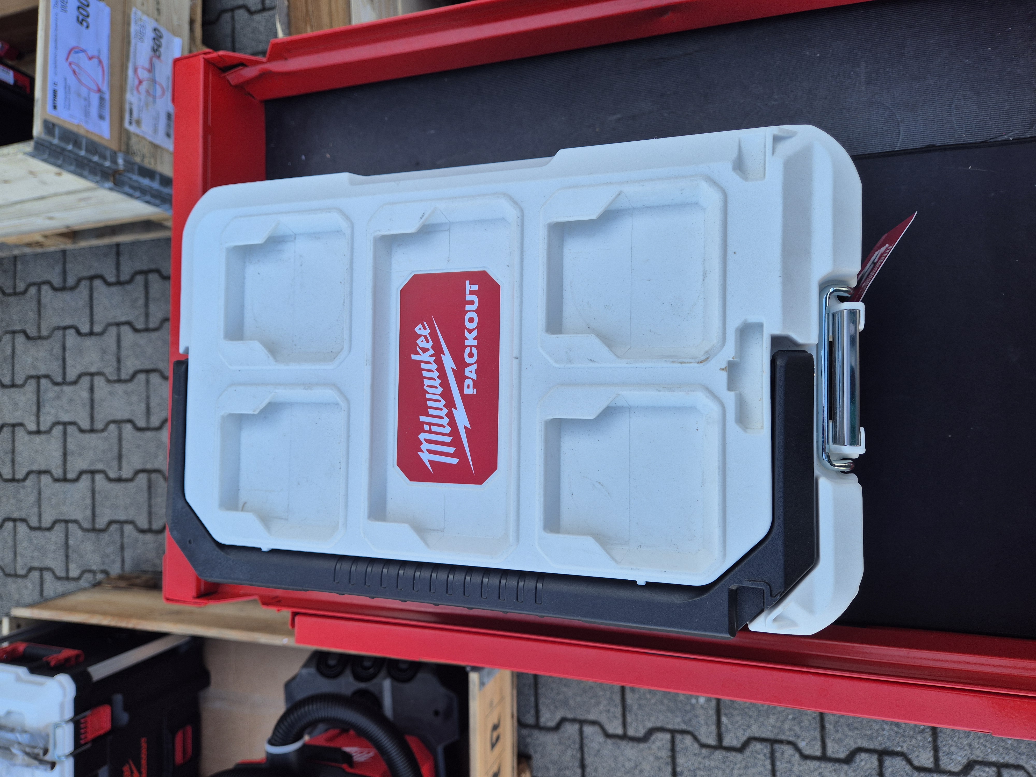 Milwaukee PACKOUT Kühlbox 410 x 250 x 330 mm - 1 Stk. (Gebraucht) Milwaukee PACKOUT Kühlbox 410 x 250 x 330 mm - 1 Stk. (Gebraucht)