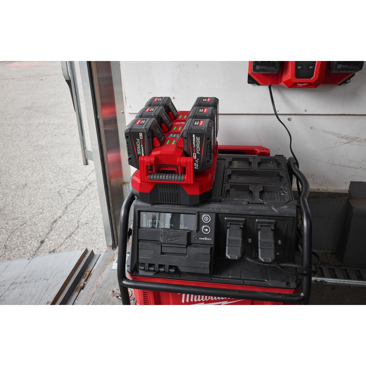 Milwaukee M18 PACKOUT 6-fach Schnellladegerät M18MPC6 - 1 Stk. Milwaukee M18 PACKOUT 6-fach Schnellladegerät M18MPC6 - 1 Stk.