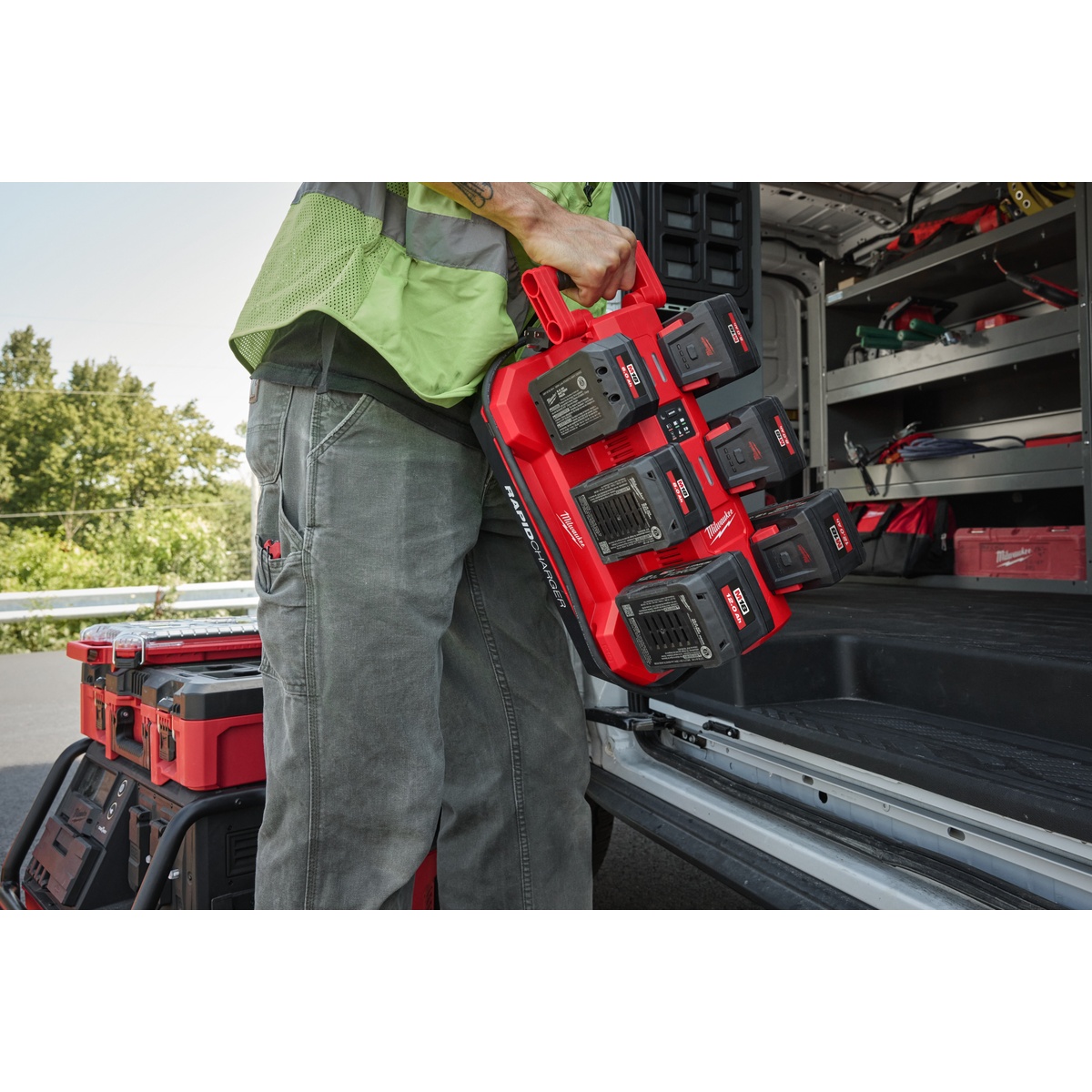 Milwaukee M18 PACKOUT 6-fach Schnellladegerät M18MPC6 - 1 Stk. Milwaukee M18 PACKOUT 6-fach Schnellladegerät M18MPC6 - 1 Stk.